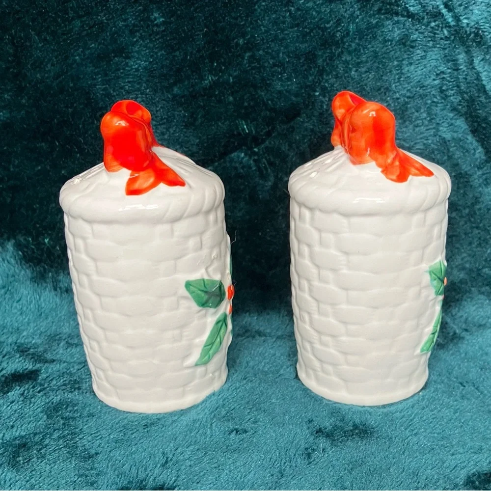 Vintage Set Enesco Japan Holly‎ Berry Salt and Pepper Shakers